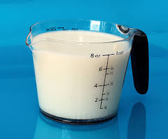 measuring-milk-in-liter-cup