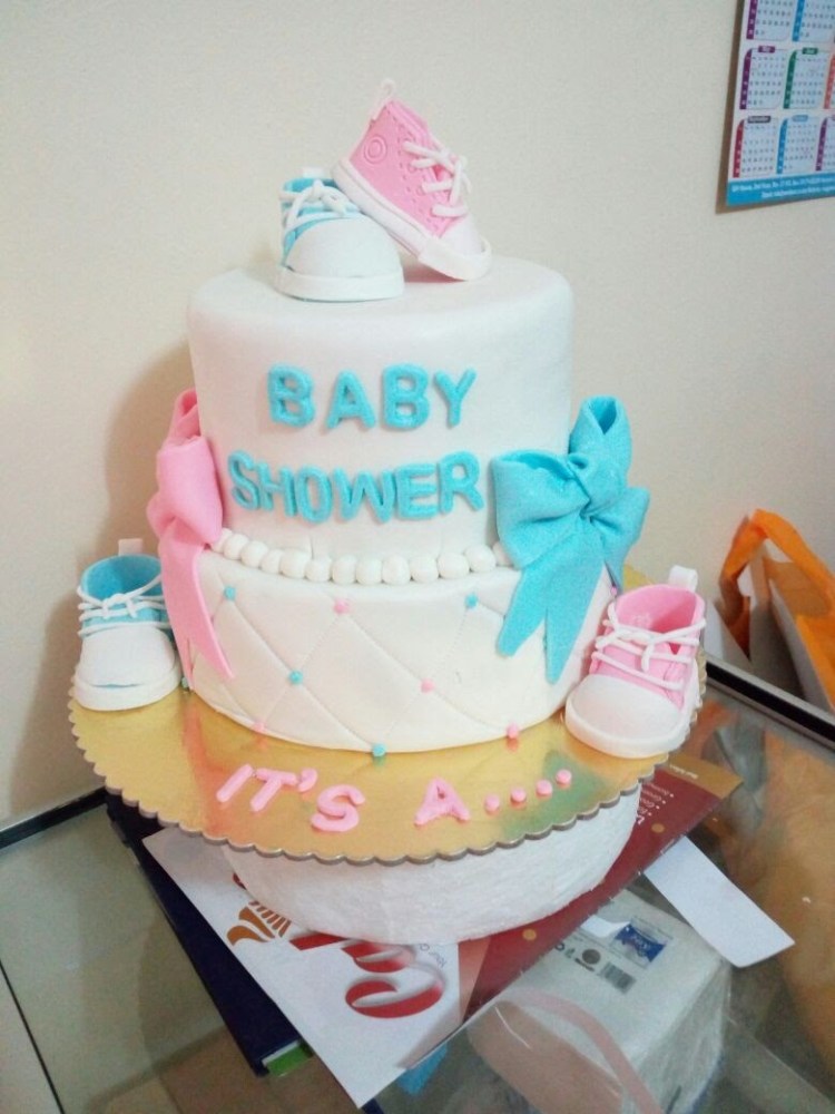 Baby shower cake by Pamela