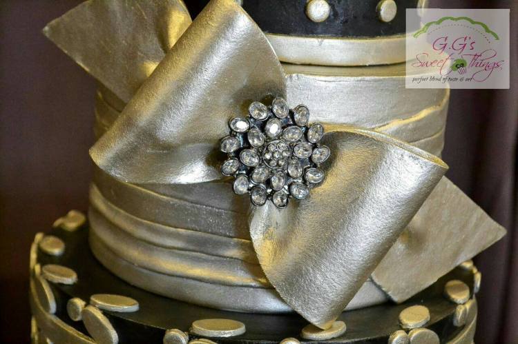 Gold bow from GGs Cake