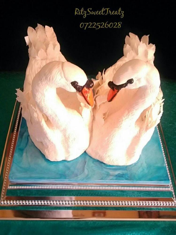 Swan Cake by Rita of Ritz Sweet Treatz