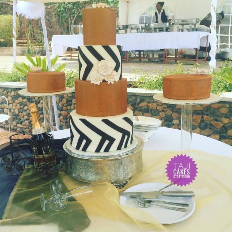 Taji WEdding cake Gold and black